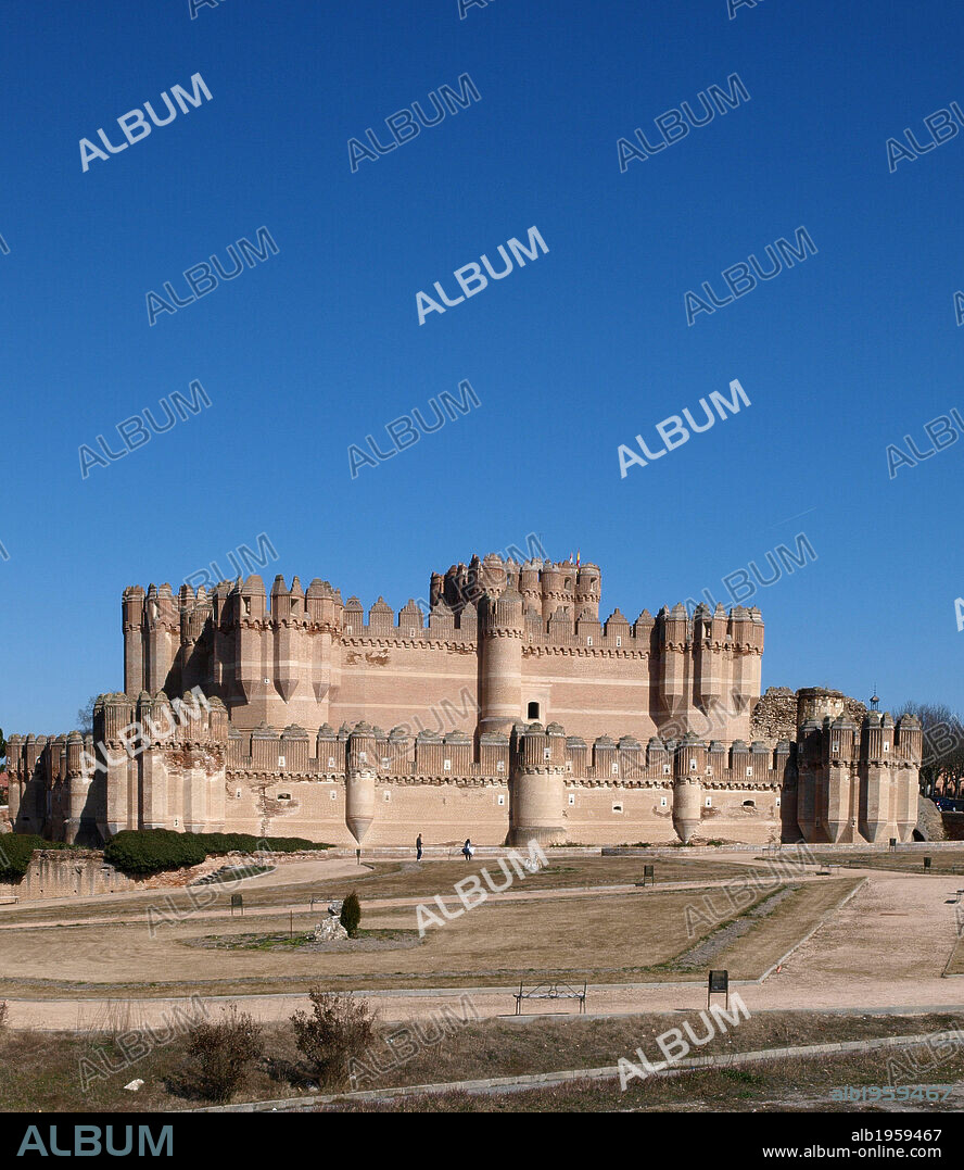 ARTE GOTICO. ESPAÑA. CASTILLO DE COCA. Erigido por A. de Fonseca, arzobispo de Sevilla, fue finalizado en el s. XV. Exterior. Provincia de Segovia. Castilla y León.