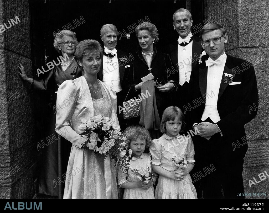 ARKIV 1984-04-14. Mia Bohman och Carl Bildt i samband med deras vigsel i Engelbrektskyrkan i Stockholm 14:e april 1984. I förgrunden brudnäbbparet Cecilia och Charlotta Anghus och i bakgrunden Mias föräldrar Gunnel och Gösta Bohman samt Carls föräldrar Kerstin och Daniel Bildt.. Foto: Ragnhild Haarstad / SvD / SCANPIX / Kod: 11014.