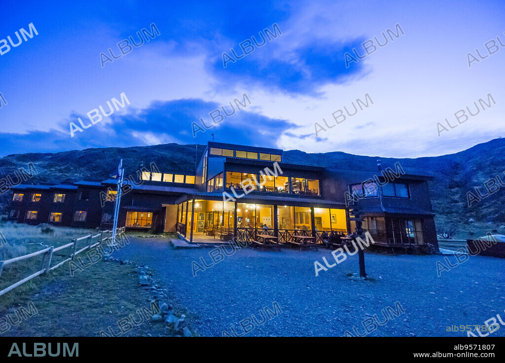 cuernos del Paine, refugio Paine Grande, trekking W, Parque nacional Torres del Paine,Sistema Nacional de Áreas Silvestres Protegidas del Estado de Chile.Patagonia, República de Chile,América del Sur.