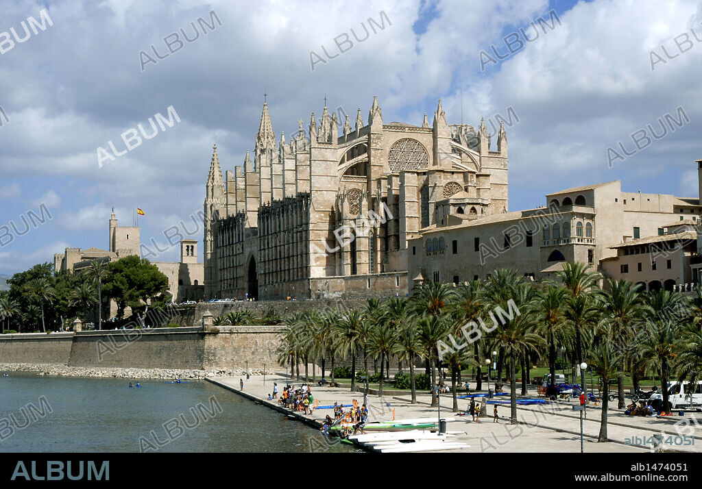 ISLAS BALEARES. PALMA DE MALLORCA. Vista del PARC DE LA MAR (PARQUE DEL MAR). Detrás, la CATEDRAL DE SANTA MARIA, cuya construcción se inició en el año 1230, aunque las obras se prolongaron hasta el 1600. España.