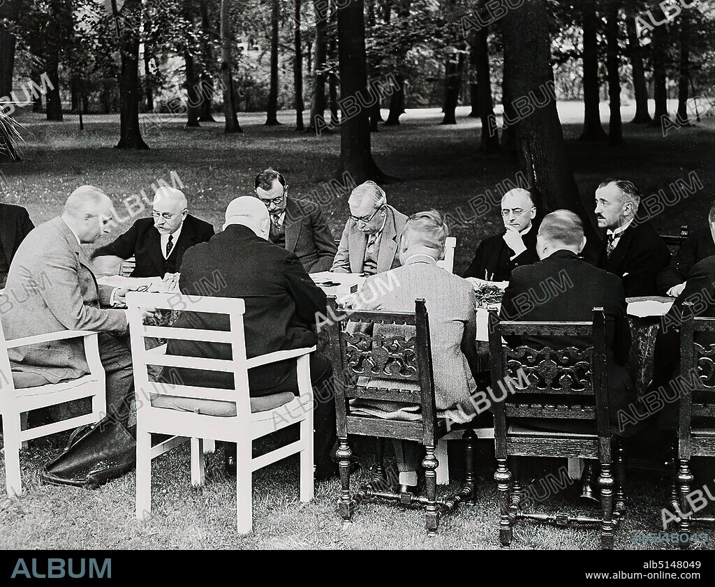 Erich Salomon, session of the Brüning Cabinet in the garden of the Reichskanzlerpalais, Staatliche Landesbildstelle Hamburg, collection on the history of photography, silver gelatin paper, black and white positive process, image size: height: 27.70 cm; width: 35.50 cm, stamp: verso center: PHOTO DR. ERICH SALOMON, REPRESENTED BY, PETER HUNTER, PRESS FEATURES, [address] AMSTERDAM, inscribed: verso and on the cardboard: object inscription of the State Photographic Agency: photographer, title, explanation, year, measurements and inventory number handwritten in black, reporting photograph, group portrait, seated figure, man, politician, gardens and parks, national government.