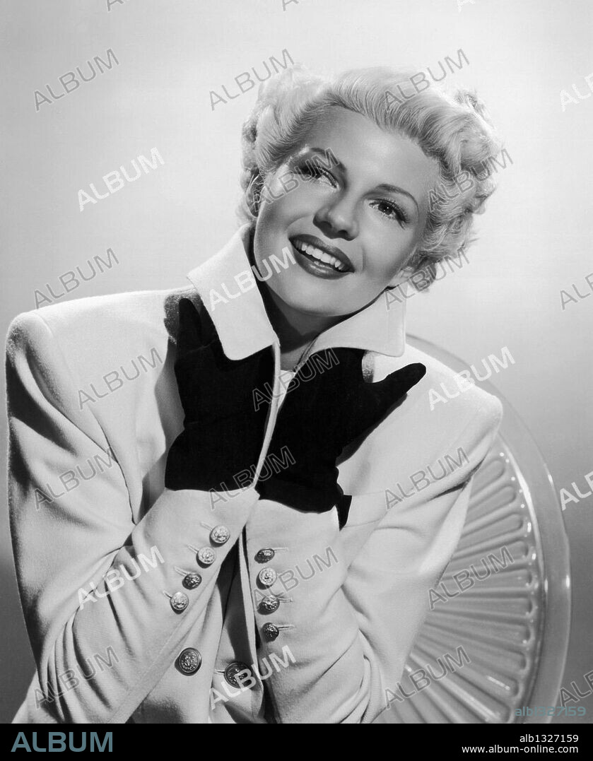 RITA HAYWORTH in THE LADY FROM SHANGHAI, 1947, directed by ORSON WELLES. Copyright COLUMBIA PICTURES.