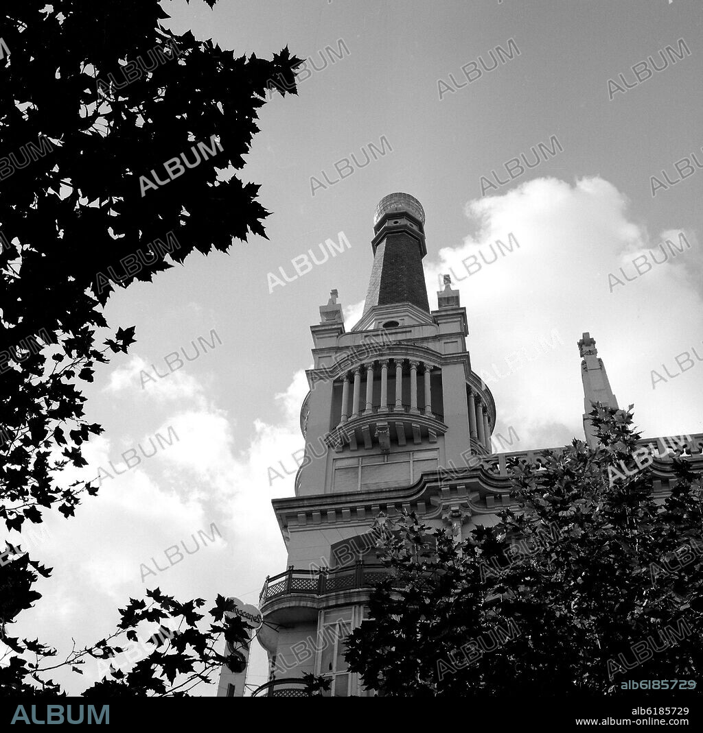 JESUS CARRASCO (1869-1957). TORRE CON CHAPITEL DEL EDIFICIO SIMEON HOTEL VICTORIA REALIZADO ENTRE 1919 Y 1923 - FOTOGRAFIA EN BLANCO Y NEGRO - AÑOS 50.