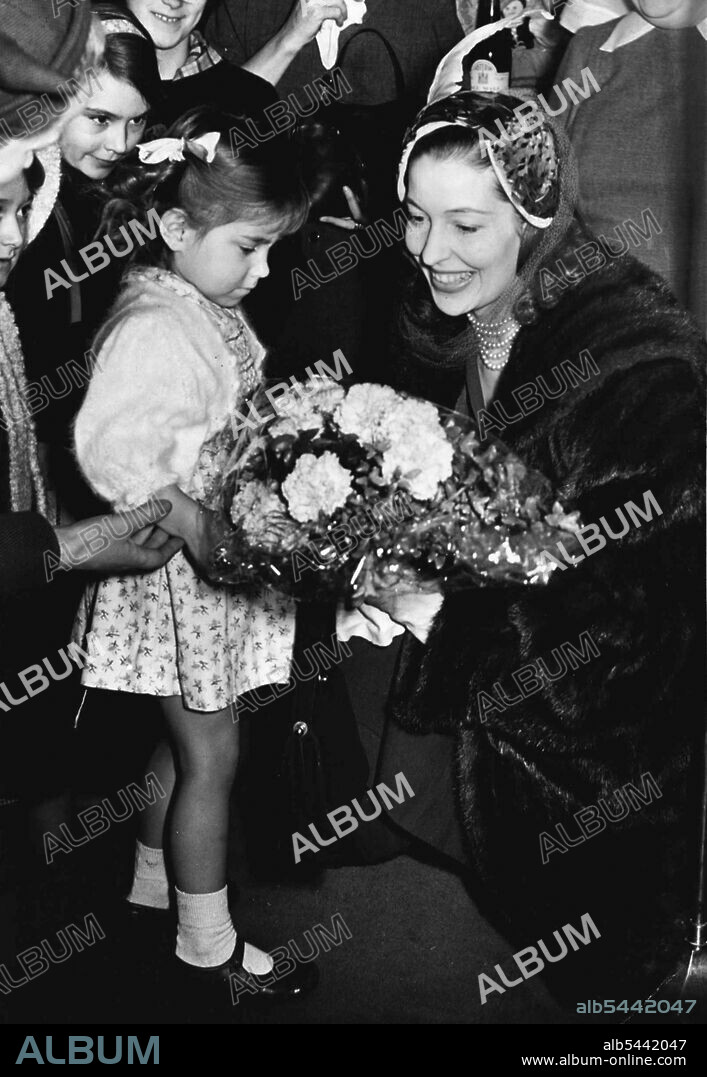 "Flowers For a Star" Valerie Hobson at the Mother-craft Society Sale - Screen star Valerie Hobson, smiles encouragement to shy Ann Crombie (3½) of South London as she present a bouquet to the actress a the recent Mother-craft Society's Sale at Cromwell House. Ann soon got over her shyness when Valerie took her round the stalls. November 29, 1950. (Photo by Fox Photos).
