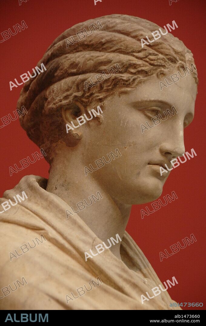 ARTE GRIEGO. GRECIA. ESTATUA FUNERARIA DE MUJER esculpida en mármol. Localizada en Delos. Copia realizada en el s. II a. C. del original datado en el año 300 a. C. Detalle de la CABEZA. Museo Arqueológico Nacional. Atenas. Grecia.