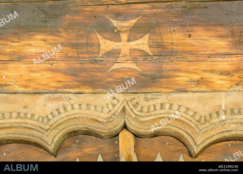 puerta bajo el portico, iglesia de San Felipe y Jacob, construida en 1516 , SÄ™kowa, voivodato de la Pequeña Polonia, Cárpatos,  Polonia, europe.
