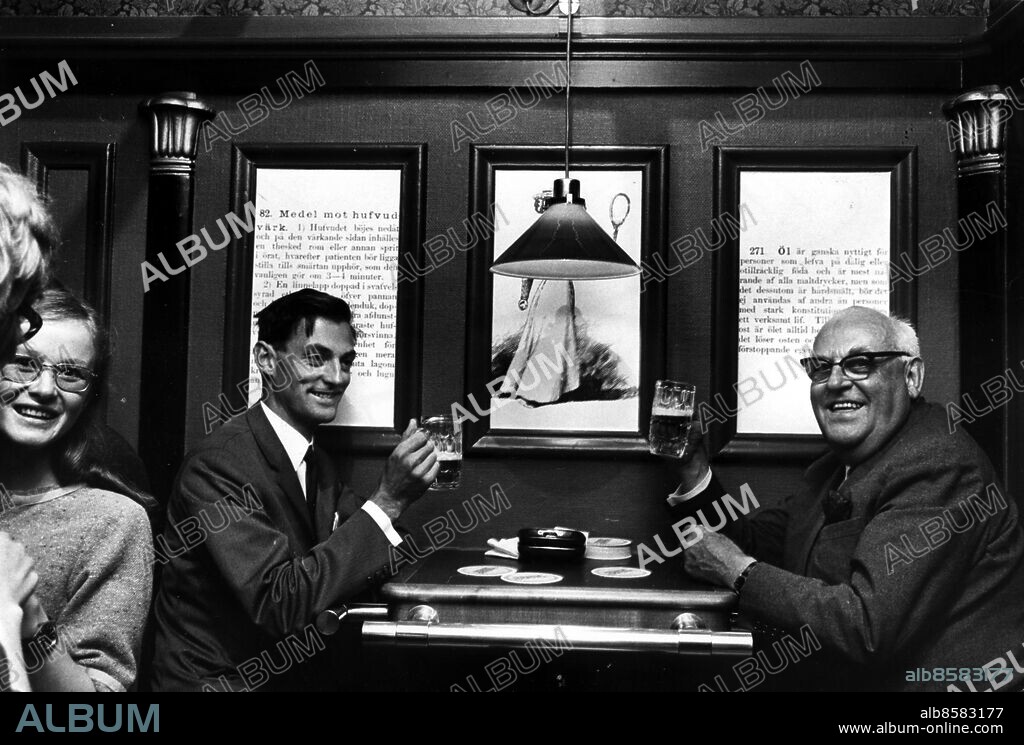 Göteborg 1968-08-14. Restaurang Gamle Port - Denna dag öppnas "The Pub" - Fr v: dir Viking Clase och ingeniör Lars T. Clase *** Local Caption *** GT - Thure Christiansson. KAMERAREPORTAGE.
