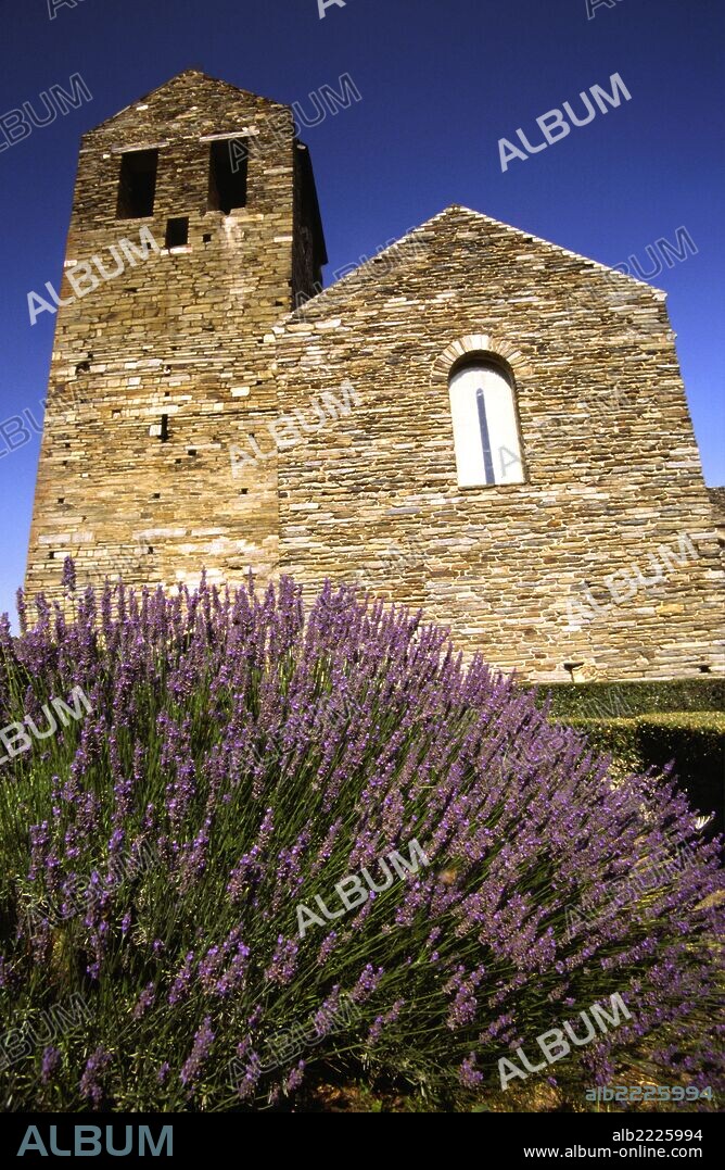 Priorato de Serrabona(Prieuré de Serrabone). Languedoc-Roussillon. Cordillera Pirenaica. Francia.