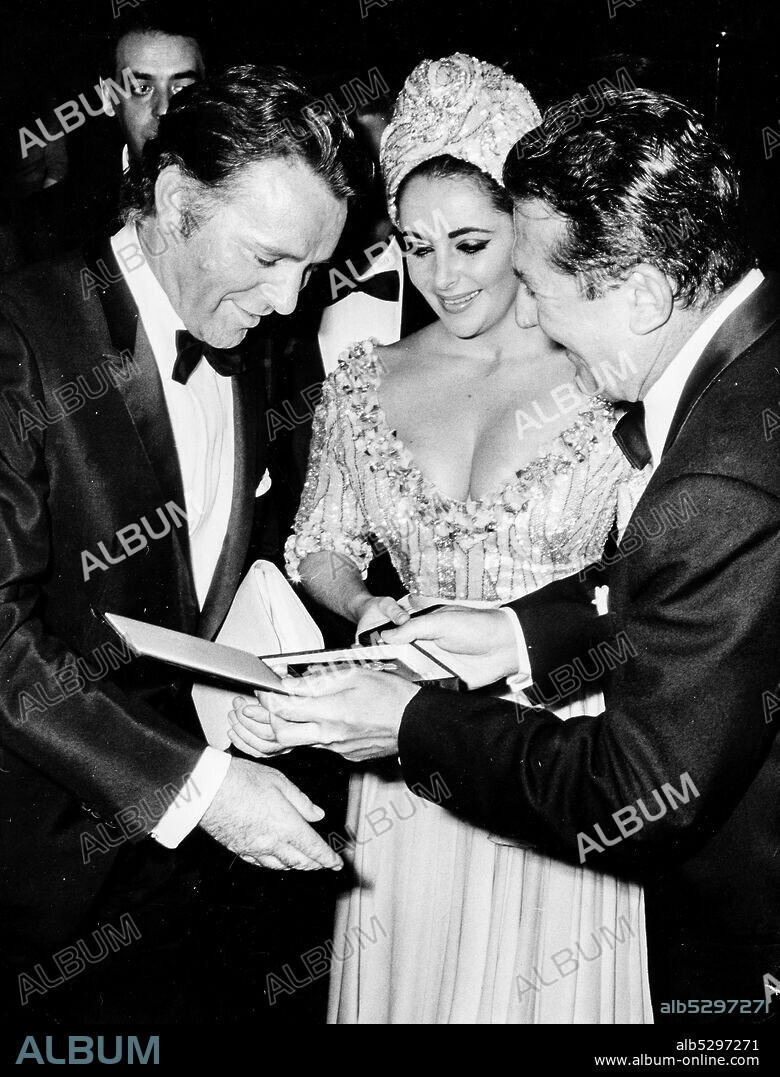 Elizabeth taylor. richard burton. maschere d'argento award. rome. 1966. (Photo by: Marka/Universal Images Group via Getty Images).