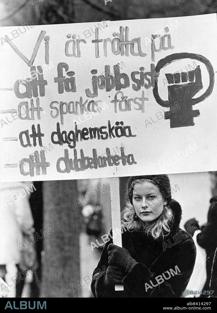 Stockholm 1972-04-08. Marie Muhr med sammanfattning av Grupp 8:s paroller.. Ja, ni flickor, då kan ni sätta i gång barnvagnarna. Sade den gamle poliskommissarien i Humlegården sedan han haft ett sista radiosamtal med högkvarteret. Och så tågade det första demonstrationståget . för kvinnans rättigheter mot Sergels torg. I spetsen en röd banderoll med texten Kamp för socialism och kvinnans frigörelse. Längre fram i tåget Krossa patriarkatet! och i slutet: Preventivmedel delad angelägenhet.. Foto: Arne Jönsson / DN / TT / Kod: 35. ** SvD OUT **.