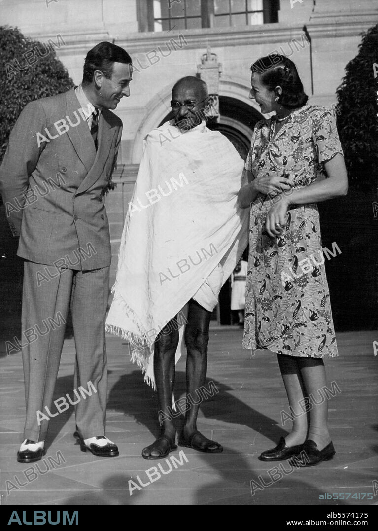Gandhi Chats With Lord And Lady - Mahatma Gandhi chatd with Lord and Lady Mountbatten in the Garden of the Viceregal Lodge, New Delhi, India, March 31, a few minutes before Gandhi held a meeting with the Viceroy regarding India's self government. April 18, 1947. (Photo by Associated Press Photo).