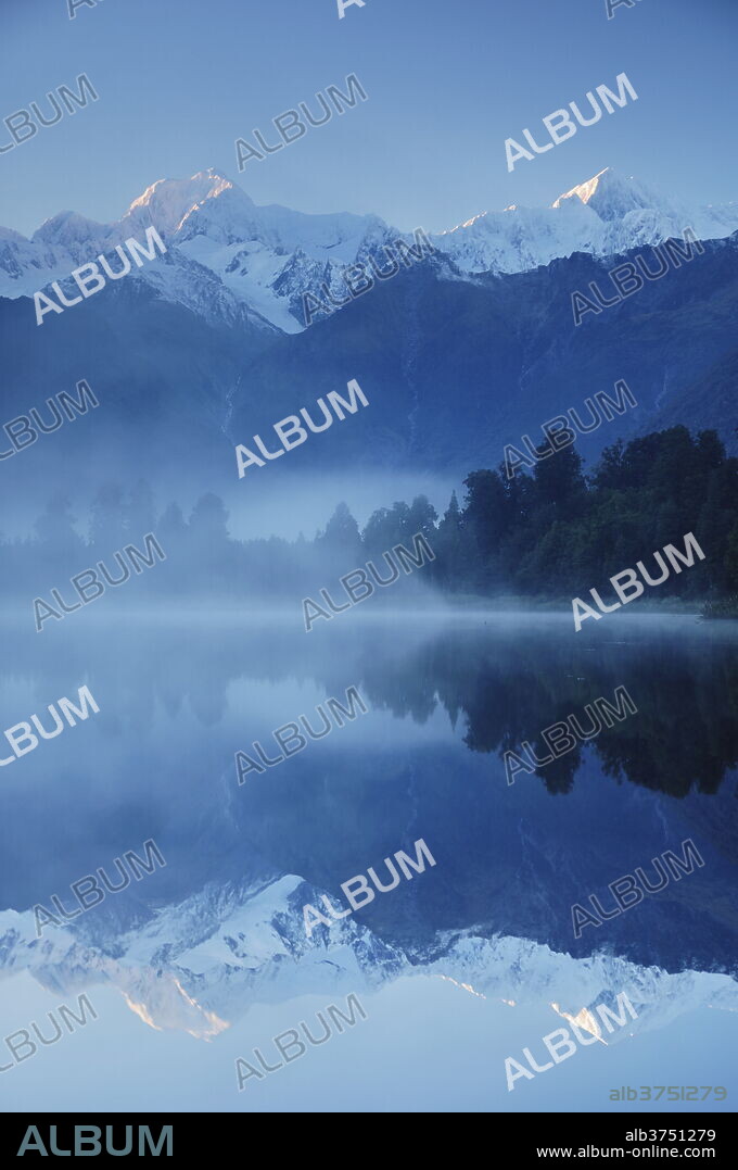 Lake Matheson, Mount Tasman and Mount Cook, Westland Tai Poutini National Park, UNESCO World Heritage Site, West Coast, Southern Alps, South Island, New Zealand, Pacific.
