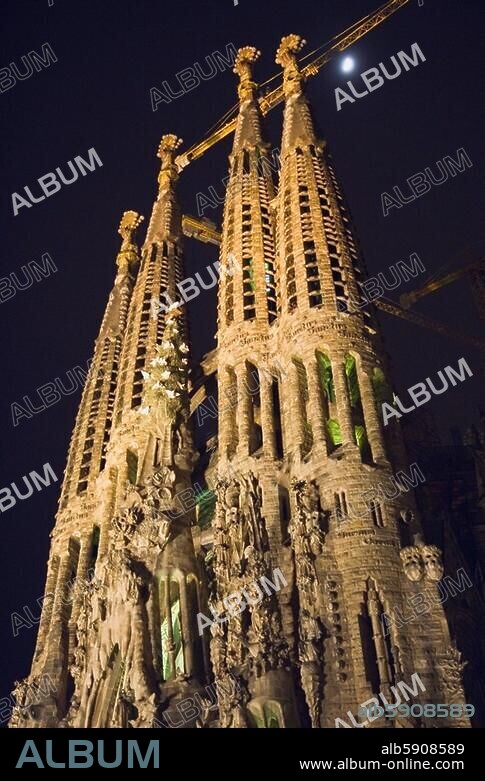 Barcelone (Catalogne, Espagne), La Sagrada Familia (église de la Sainte Famille ; constr. 1883-1926 ; arch. : Antonio Gaudi ; inachevée). Vue partielle de la façade de la Nativité (façade est) la nuit.