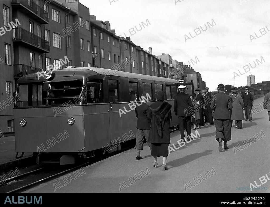 ARKIV 1935 . Östra Station. Här börjar och slutar Roslagsbanan vars historia brukar räknas från 1885 då den första linjen mellan Stockholm och Rimbo öppnades. Redan på 1870-talet trafikerades dock Roslagen med tåg. I dag går den smalspåriga järnvägen mellan Östra Station och Kårsta med avstickare till Österskär och Näsbypark. 37000 personer reser dagligen med linjen vars totala banlängd är 65 kilometer.. Railway Station Stockholm East.. Foto: TT / Kod 1900.