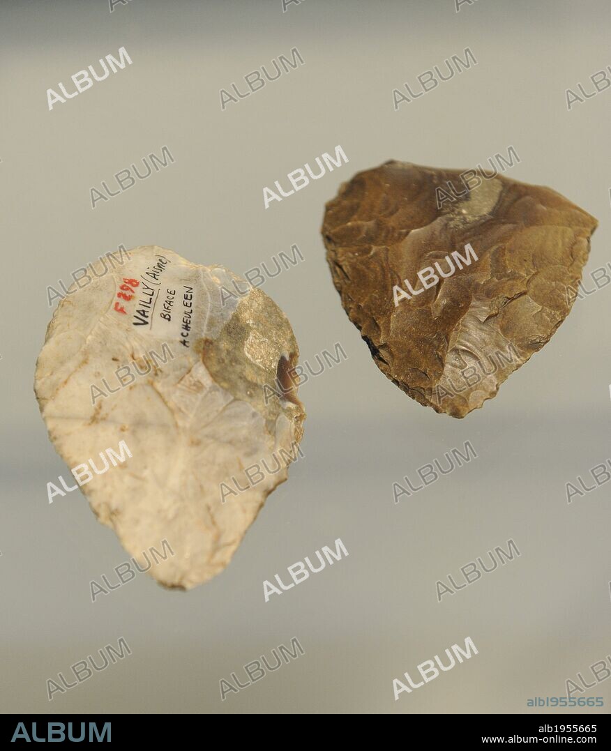 ARTE. PREHISTORIA. EUROPA. CULTURA MUSTERIENSE. PALEOLITICO MEDIO. En la que dominaba el Homo Sapiens Neardenthalensis (300.000-40.000 a.C.). Hachas o núcleos de sílex. Valle Aisne (Francia). Museo Nacional. Copenhague. Dinamarca. Europa.