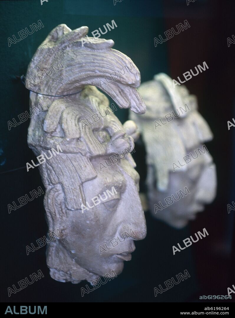 CABEZA EN BARRO DE GUERRERO O SACERDOTE PROCEDENTE DEL TEMPLO DE LAS INSCRIPCIONES DE PALENQUE - ESCULTURA MAYA.