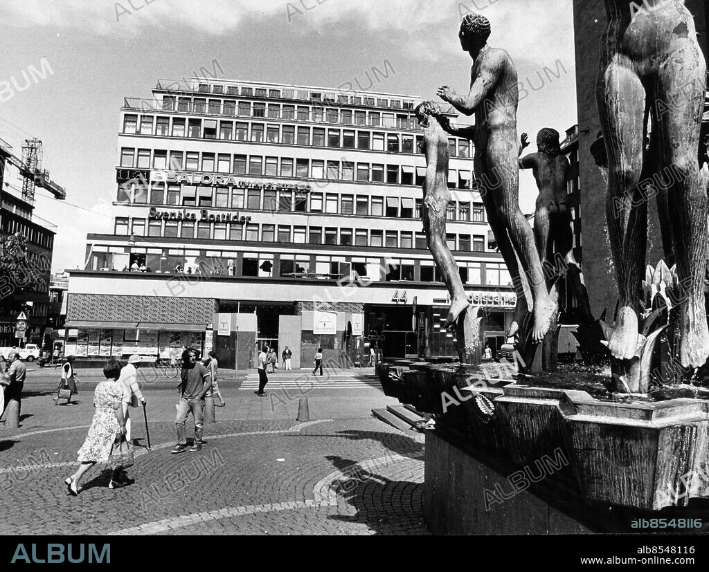 STOCKHOLM 1980-07-06. Kungshallen. Här står Stockholms första riktiga funkishus, gamla Tempo på Kungsgatan från 1936.. Fasaden är K-märkt, får icke petas på. Men invändigt går det bra att peta. Den 11 september kl 11 invigs här en enorm saluhall: 25 butiker, 5 restauranger. Ytan är som en fotbollsplan, 5 000 kvadratmeter. Foto: Tommy Pedersen / Expressen / TT / Kod: 36. ** AFTONBLADET OUT **.