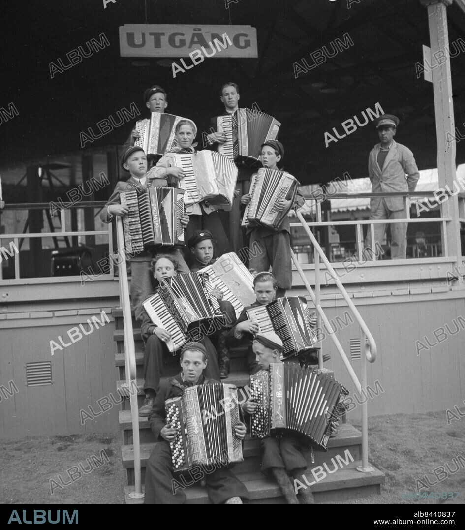 GÖTEBORG 1946-04-26. Liseberg pressvisas inför premiären. Här ses några ungdomar, pojkar, med dragspel. *** Local Caption *** GT Låda Liseberg-2 Foto: Kamerareportage / TT / Kod: 2524.