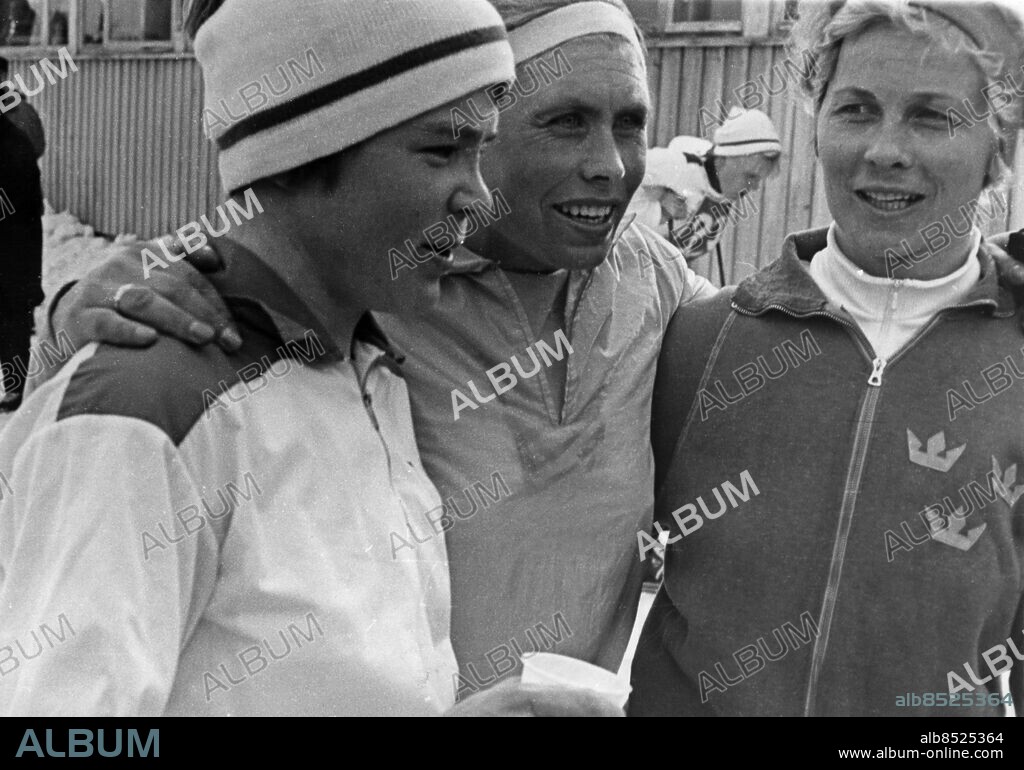 ARKIV LAHTIS FINLAND 19640307. Medaljörerna på 10 km vid vinterspelen i Lahtis 1964, från vänster tvåan Irmeli Nieminen, Finland, ettan Maria Gusakova, Sovjet, och trean Toini Gustafsson, Sverige. Foto: SVT Bild / Kod: 5600 AB Text & Bilder Mapp: Vinterspeln på skidor i Lahti mars 1964 persons: TOINI GUSTAFSSON;MARIA GUSAKOVA;MARIJA GUSAKOVA;IRMELI NIEMINEN sites: SOVJETUNIONEN*;SVERIGE*;LAHTIS;FINLANDBilden får endast användas i programpresenterande sammanhang. Fotografens namn, Sveriges Television samt programmets titel skall alltid anges.