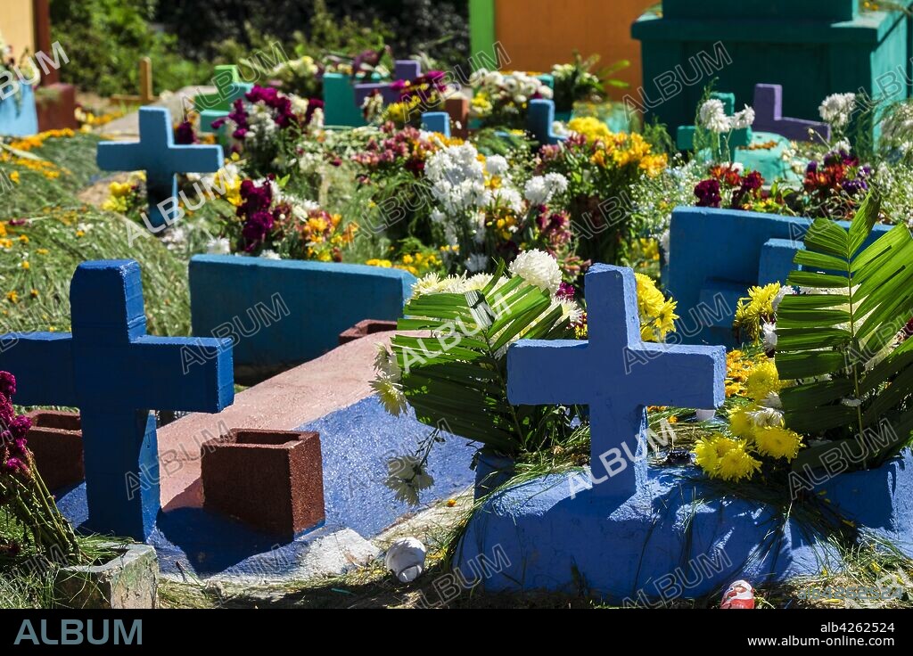 tumbas de colores, celebracion del dia de muertos en el Cementerio General, Santo Tomás Chichicastenango, República de Guatemala, América Central.