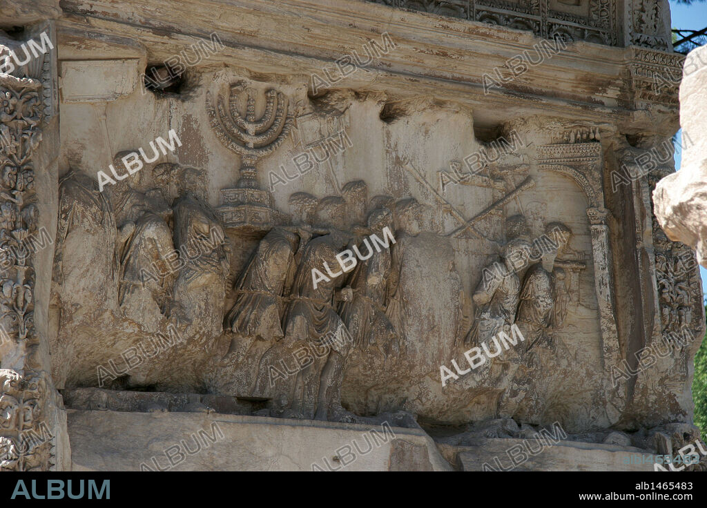 ARTE ROMANO. ITALIA ARCO DE TITO. Detalle del bajorrelieve del Arco de Tito (Foro de Roma) donde se narra el triunfo del emperador Tito tras sofocar la revuelta de Judea (año 67). Los soldados romanos con el "Memorah", candelabro de los siete brazos saqueado del templo de Jerusalén. Dinastia Flavia. Erigido después del año 81, en la época de Domiciano, en recuerdo de Vespasiano y Tito. Roma. Italia.