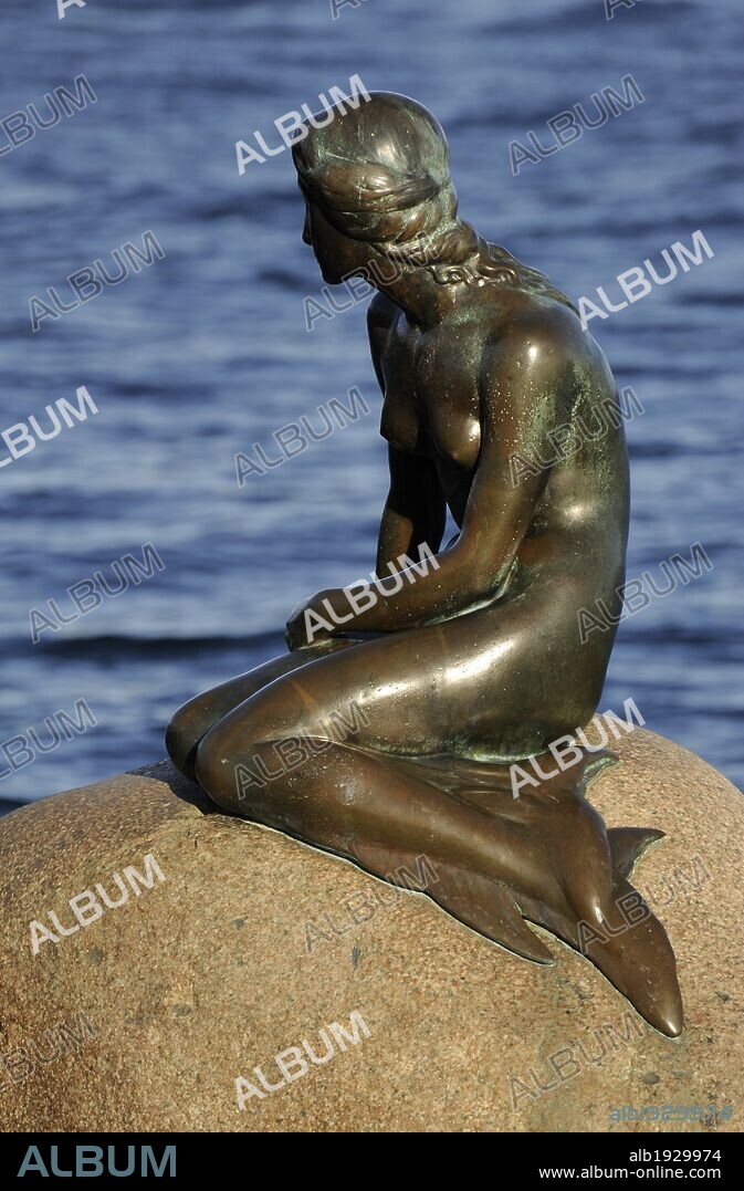 DINAMARCA. COPENHAGUE. Vista de la ESTATUA DE "LA SIRENITA", realizada en bronce en 1913 por el escultor Edgar ERIKSEN. Símbolo de la ciudad. Europa.