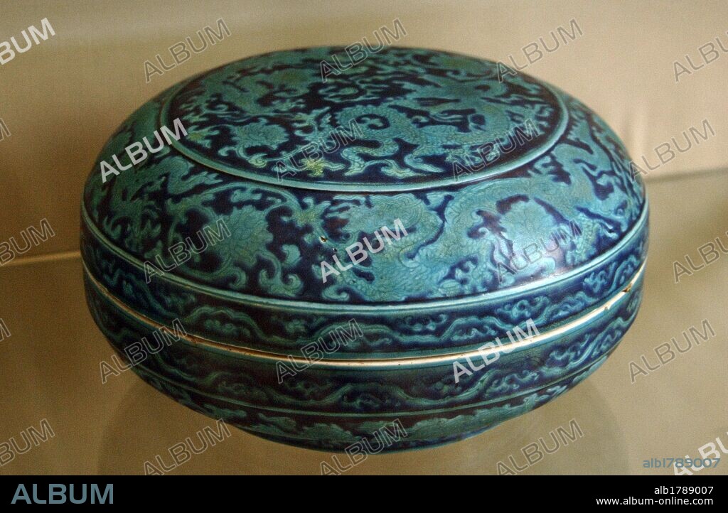 ARTE CHINO. DINASTIA MING (1368-1644). PERIODO DEL EMPERADOR CHENGHUA (1465-1487). CAJA de porcelana decorada con dragones y flor de loto con esmalte turquesa sobre fondo de cobalto azul.. Museo Británico. Londres. Inglaterra. Reino Unido.