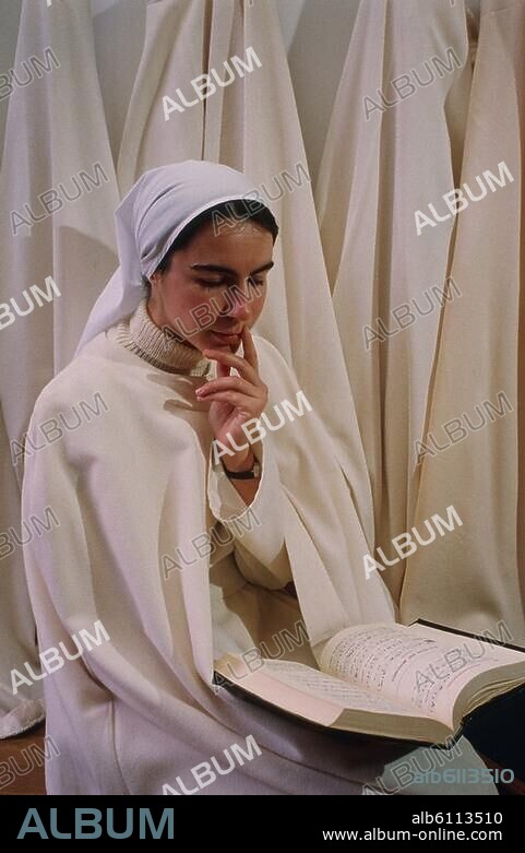 Religion / Orden: Zisterzienser.-Abbaye de la Coudre (Laval, Dép. Mayenne, Frankreich): Novizin bei der Lektüre vor der Sext.-Foto, undat. (1990er Jahre). Aus der Serie: Les Cisterciens.