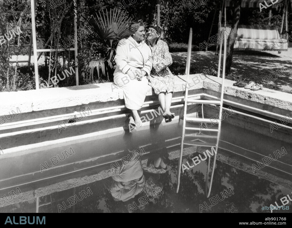 RAFAELA RODRIGUEZ y VALERIANO LEON en ANTES DE ENTRAR, DEJEN SALIR, 1943, dirigida por JULIO DE FLEISCHNER. Copyright FARO PRODUCCIONES.