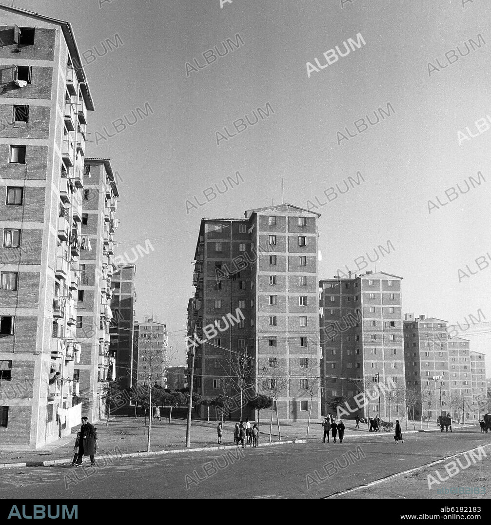 CALLE CASTILLO DE UCLES EDIFICIOS DE VIVIENDAS EN SAN BLAS - FOTOGRAFIA EN BLANCO Y NEGRO - AÑOS 60.