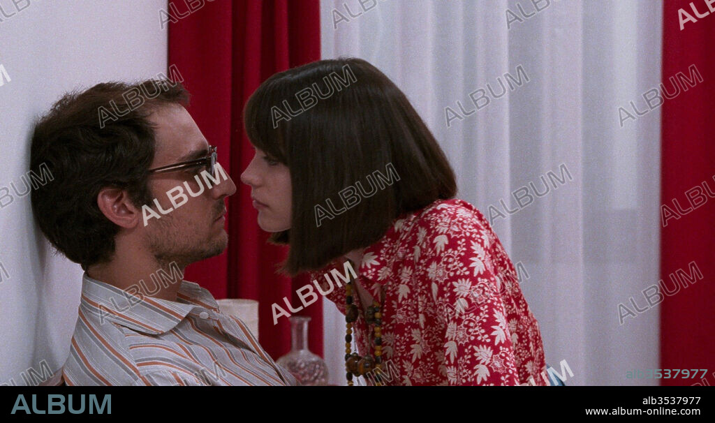 LOUISE GARREL y STACY MARTIN en MAL GENIO, 2017 (LE REDOUTABLE), dirigida por MICHEL HAZANAVICIUS. Copyright LES COMPAGNONS DU CINEMA.
