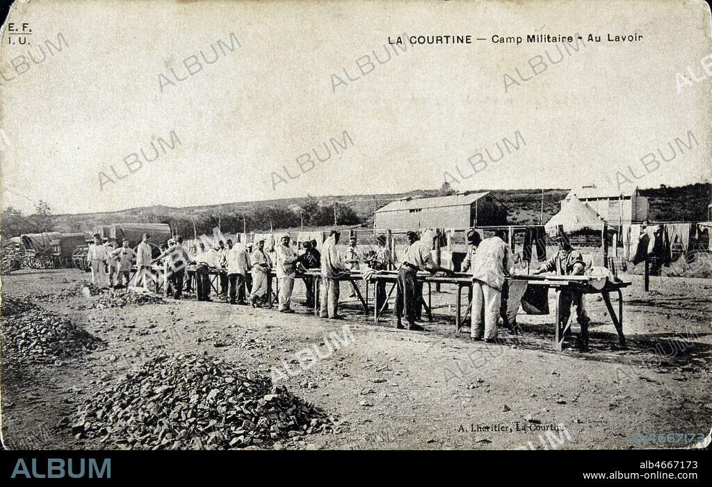 Camp de la Courtine (Creuse). Camp militaire. Soldats francais au lavoir. (en 1917, 8000 soldats russes se mutinent et demanden ta etre renvoyes en Russie pour combattre avec les bolcheviques). Photographie anonyme pour une carte postale vers 1910 . Credit : Jean Vigne/KHARBINE-TAPABOR.