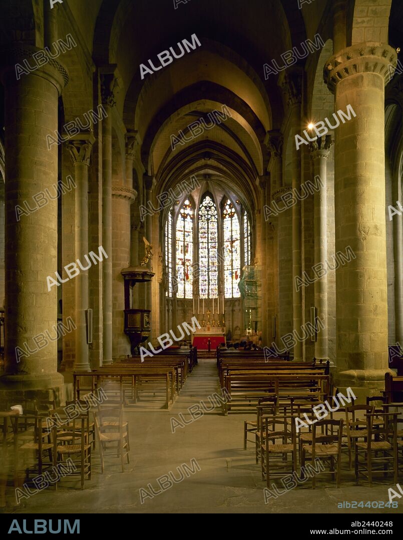 ARTE ROMANICO. FRANCIA. BASILICA DE SAN NAZARIO. Vista general de la nave central de estilo románico (siglo XII), que junto a las naves laterales es lo único que se conserva de la antigua basílica. Al fondo, el coro de estilo gótico, construído entre los siglos XIII-XIV. "LA CITE". CARCASONA. Aude. Languedoc.