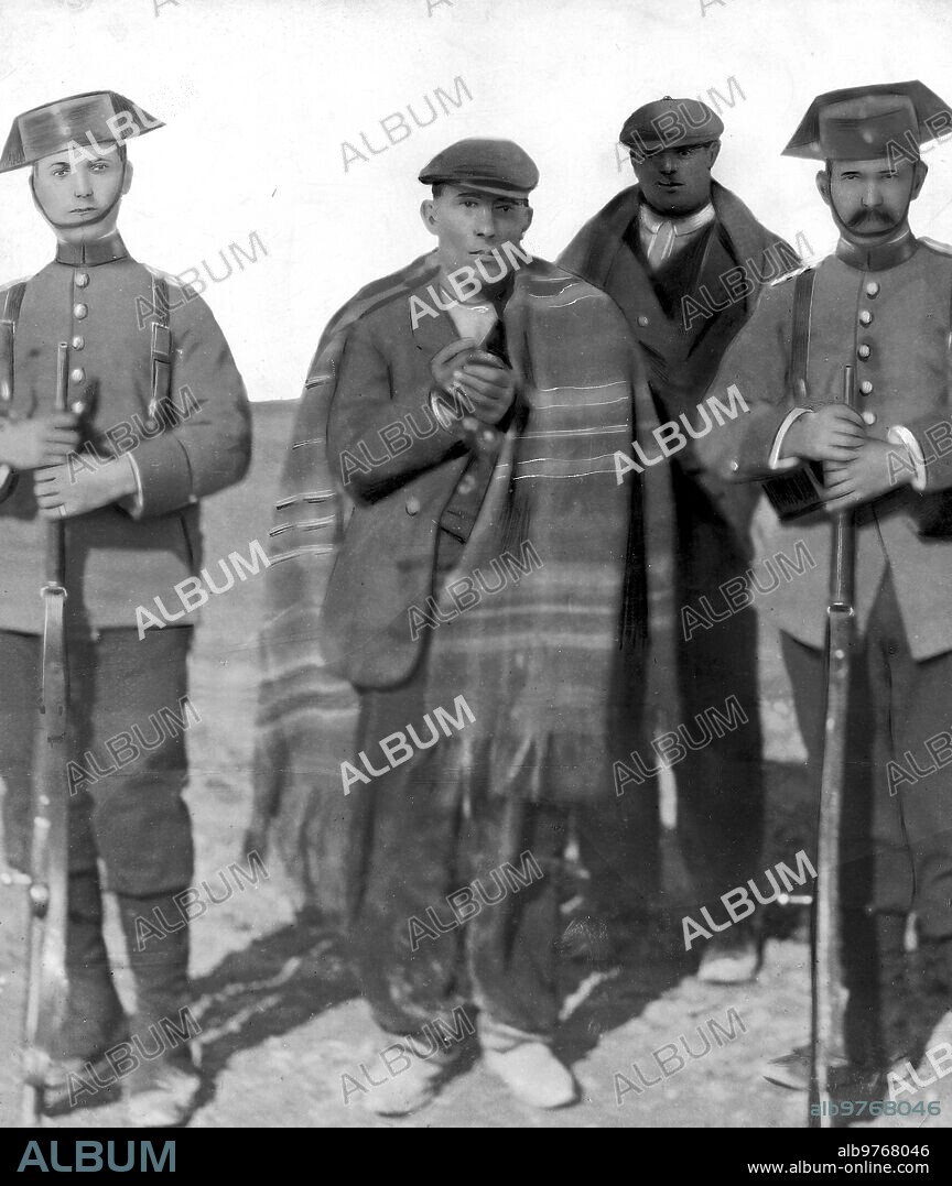 Argamasilla de Alba (Ciudad Real), February 1911. The crime of Manzanares. Capture of Miguel Galindo "Morquetas", by the Civil Guards of the Argamasilla post Juan Ledesma and José Román.
