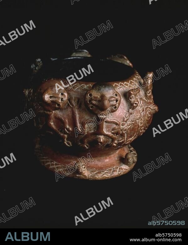 Pre-Colombian art, Milagro-Quevedo culture, c. 800 - 1500 AD. Censer, also known as "the witch's cauldron". Ceramic, 8.6 × 12.1 × 12.7cm. Inv. 3-57-70. Quito, Museos Arq. del Banco Central.