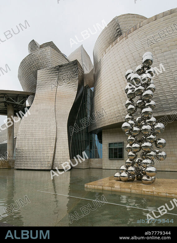 Spanien Bilbao Baskenland 1489 Guggenheim-Museum vollendet 1997 von Frank O Gehry Teilansicht rechts Metallplastik TALL TREE & THE EYE 2009 von Anish Kapoor.