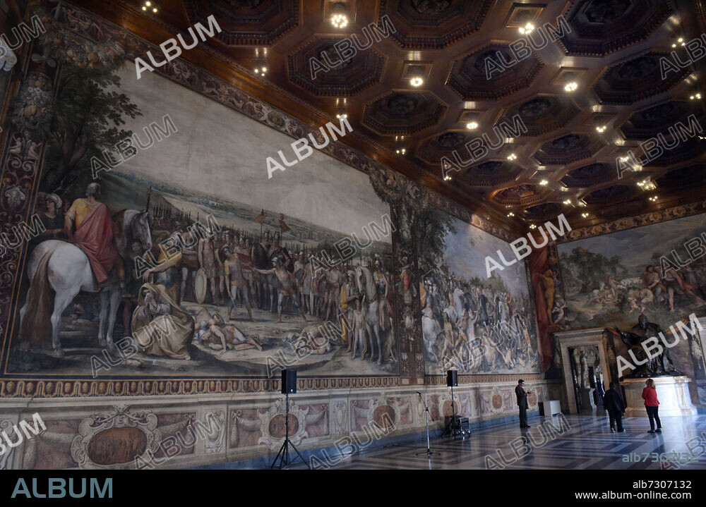'Battle of Tullus Hostilius against the people of Veii and Fidenae' (Fresco, 1597-1601)
by Giuseppe Cesari known as The Cavalier d'Arpino (1568-1640)
RIGHT : -'Discovery of the She-Wolf nursing Romulus and Remus' (Fresco, 1596)
by Giuseppe Cesari known as The Cavalier d'Arpino (1568-1640)
-Statue of Pope Innocent X Pamphilj by Alessandro Algardi (1598-1654)
(Bronze, 1645-1650)
- HALL OF THE HORATII AND THE CURIATII : This great hall in the Appartment was decorated with frescoes painted between 1595 and 1640 by Giuseppe Cesari known as The Cavalier d'Arpino (1568-1640), a leading figure in Rome's Mannerist school of art. The frescoes illustrate tales from early Roman history as recounted by Livy.
- THE CAPITOLINE MUSEUMS (Musei Capitolini) IN ROME, ITALY. 2017.