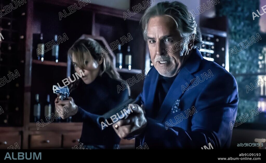 DON JOHNSON y OLGA KURYLENKO en HIGH HEAT, 2022, dirigida por ZACH GOLDEN. Copyright Yale Productions.