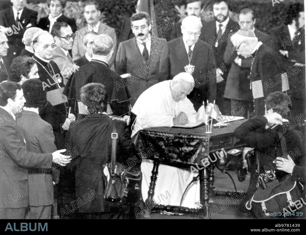 Madrid, 31/10/1982. Juan Pablo II en Madrid. En la imagen, con el alcalde, Enrique Tierno Galván, tras haber sido recibido por la Corporación municipal.