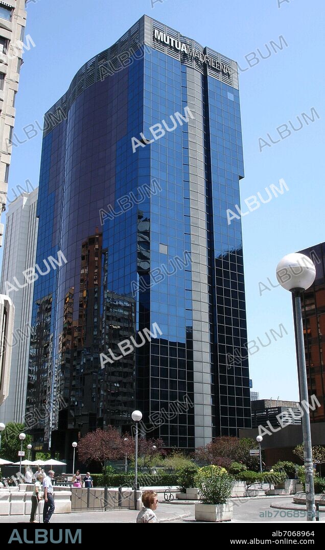 CARLOS ARCE Y EDUARDO SALATA Y CARLOS MALIBRAN. MUTUA MADRILEÑA SITUADA EN EL EDIFICIO DE OFICINAS CONSTRUIDO ENTRE 1986 Y 1990.