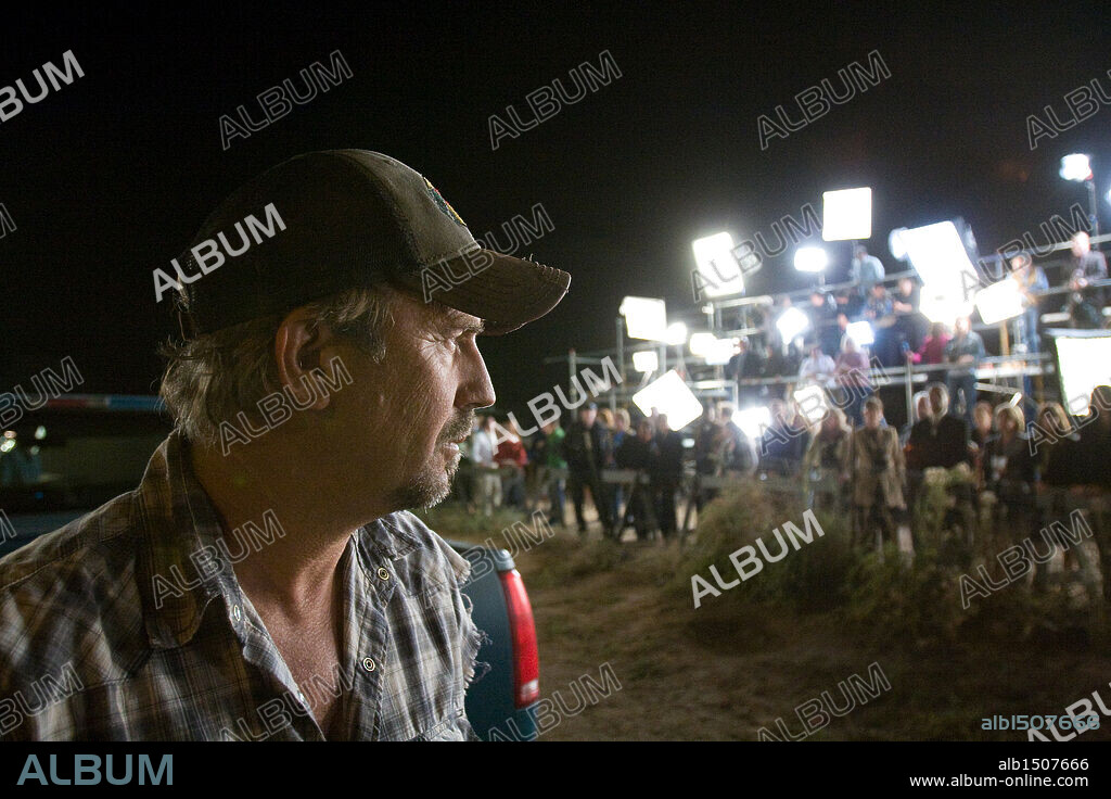 KEVIN COSTNER en EL ULTIMO VOTO, 2008 (SWING VOTE), dirigida por JOSHUA MICHAEL STERN. Copyright TREEHOUSE FILMS/G&M FILMS/1821 PICTURES/RADAS PICTURES.