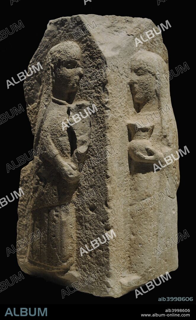 Cultura Ibérica. Relieves de Osuna. Siglos III-II a. C. Sillares del Conjunto A. En los relieves se representa un combate ritualizado entre dos jóvenes, acompañados de procesiones al son de la música. Sillar de esquina con dos mujeres portando una ofrenda. Poblado ibérico de Osuna (provincia de Sevilla, Andalucía). Museo Arqueológico Nacional. Madrid. España.