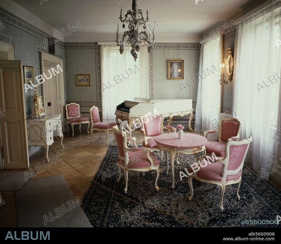 re: Mozart, Wolfgang Amadeus Composer, 1756-1791. Villa Bertramka: Mozart's room. (Prague suburb Smichov; fr. 1784 country house of the Duscheks; temporary residence of Mozart during his visit to Prague in Sep. / Nov. 1787; today museum). Photo, 1983 (Butina Cedomir).
