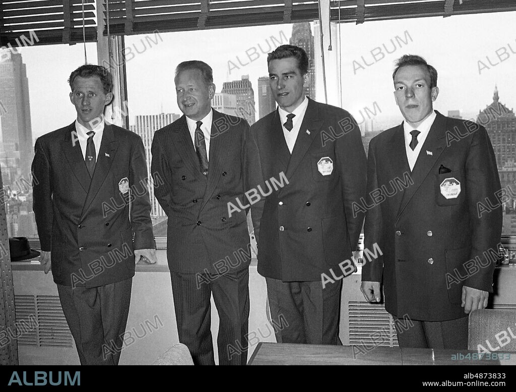 NEW YORK unknown photo date. UN Secretary General Dag Hammarskjöld (second from left) receives the Swedish skiers Sixten Jernberg, Per-Erik Larsson and Rolf Rämgård.. The photo was probably taken in connection with the Squaw Valley Olympics in 1960.. Photo: TT Historical / Code 1902.