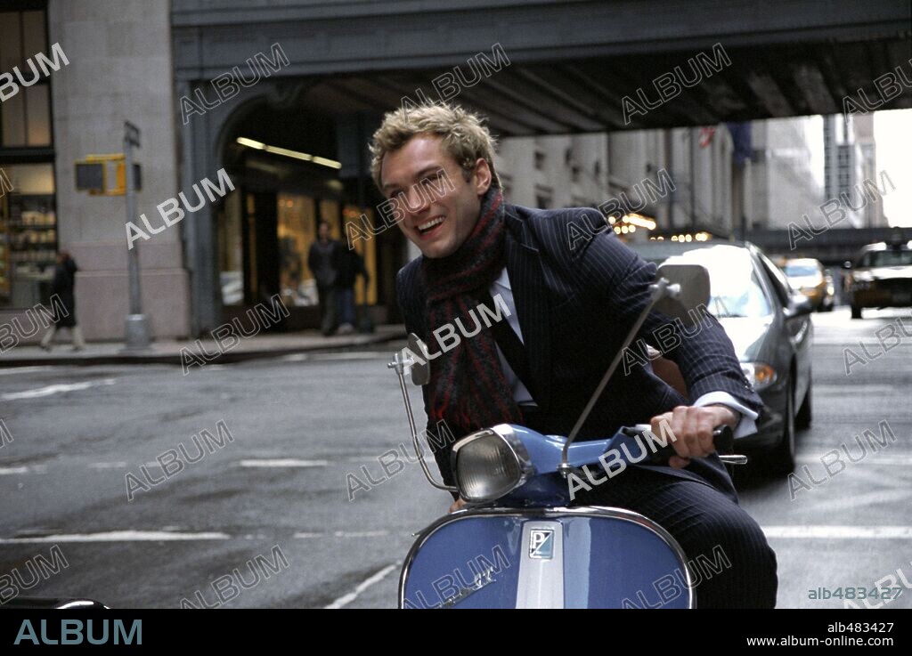 JUDE LAW in ALFIE, 2004, directed by CHARLES SHYER. Copyright PARAMOUNT PICTURES.