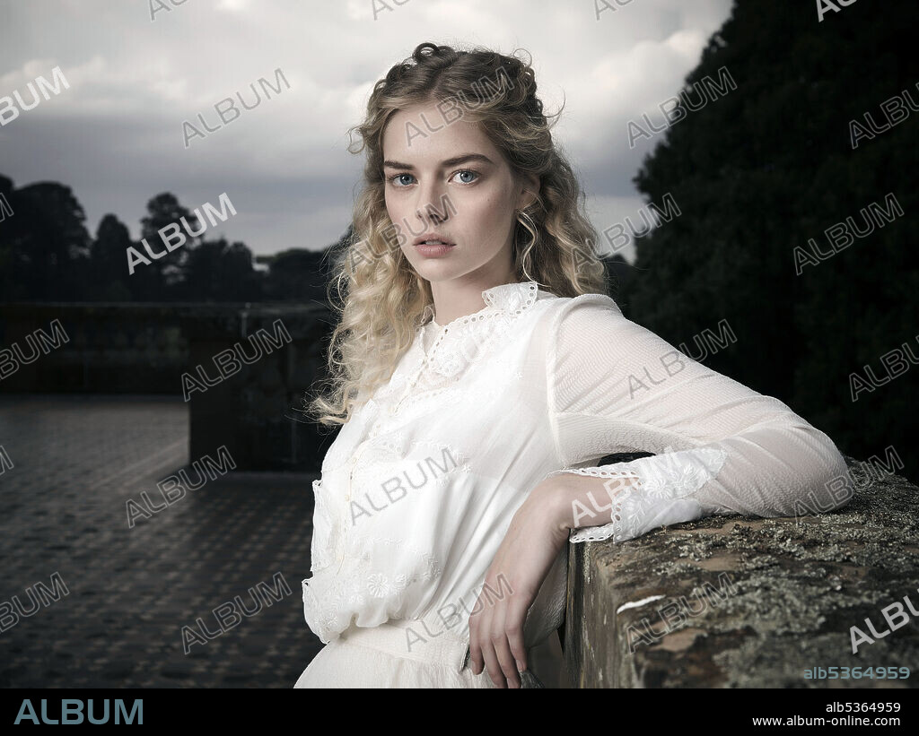 SAMARA WEAVING in PICNIC AT HANGING ROCK, 2018, directed by AMANDA BROTCHIE, LARYSA KONDRACKI and MICHAEL RYMER. Copyright SCREEN AUSTRALIA.