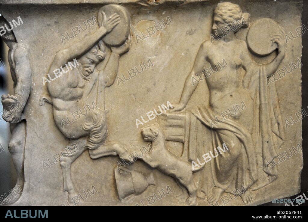 MITOLOGIA CLASICA. Sárcofago romano, fechado hacia el 140 d. C. Representación mitológica de la boda del dios del vino Dioniso con Ariadna. Detalle del cortejo, con sátiro, pantera y ménada cantando y bailando. Glyptothek. Munich. Alemania. Europa.