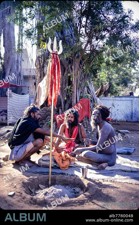 Religionen / Hinduismus /. Sadhu (Sanskrit "der Gute", Heiliger, Ehrenname für einen Hindu, der als Eremit oder bettelnder Wanderasket lebt). - In Girnar (Gujarat): Drei Sadhus am Heiligen Feuer mit aufgestecktem Dreizack (Trishula) am Feiertag Shivaratri. - Foto, März 1988.