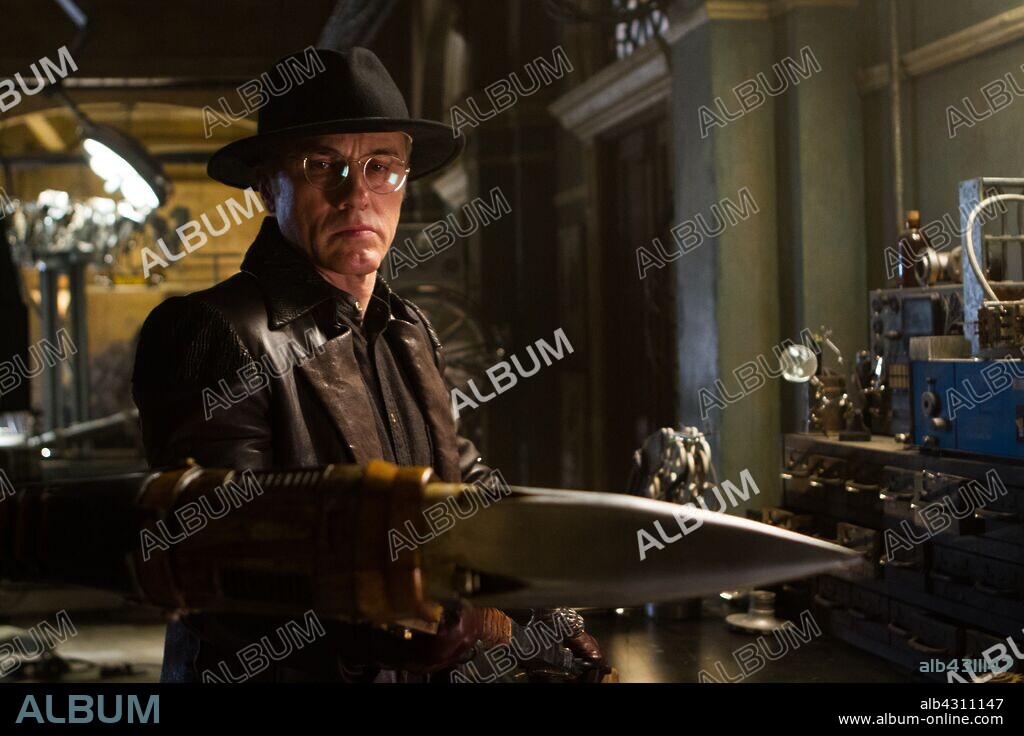 CHRISTOPH WALTZ en ALITA: ANGEL DE COMBATE, 2019 (ALITA: BATTLE ANGEL), dirigida por ROBERT RODRIGUEZ. Copyright 20TH CENTURY FOX.