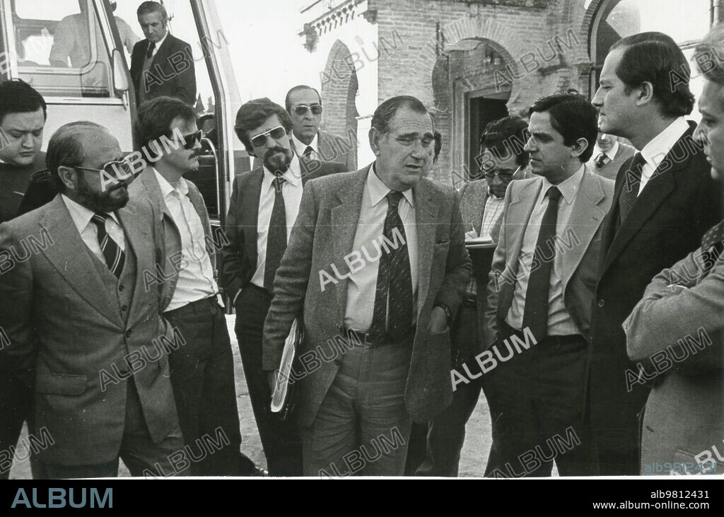 11 febrero 1981. José Luis Prats, gerente de EMASESA, explica a las autoridades las reparaciones realizadas en la estación depuradora de La Algaba.